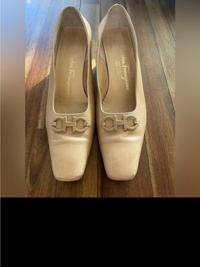Salvatore Ferragamo vintage Beige Leather Square-Toe Pumps Gancini designer 6.5